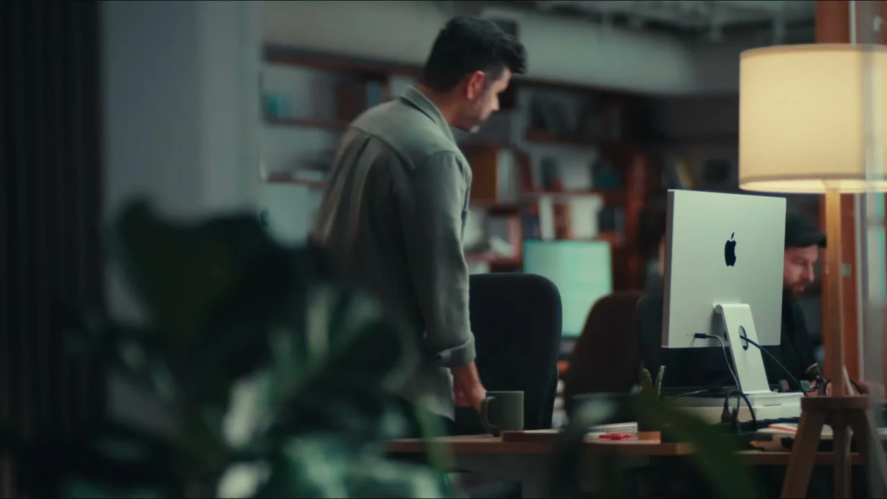 Image officielle de la bande-annonce de Grok Bot : un bureau avec un poste de travail